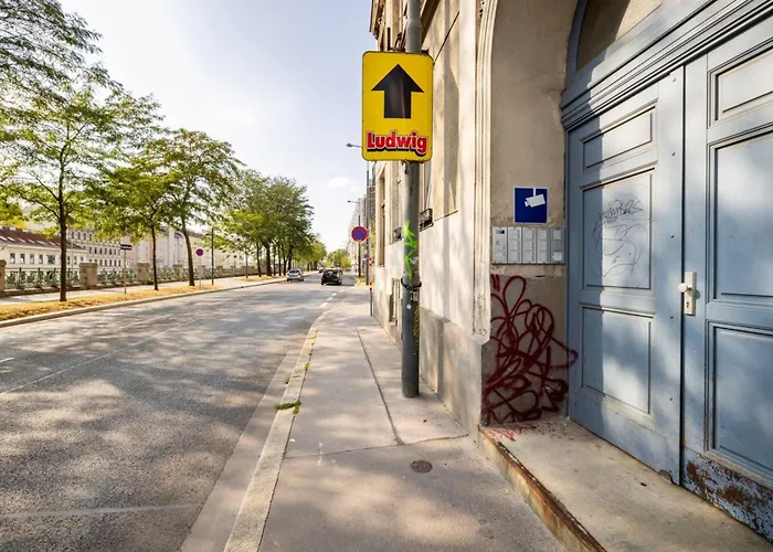Near Schoenbrunn & Metro *
