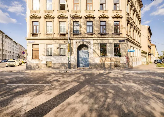 Near Schoenbrunn & Metro Апартаменти