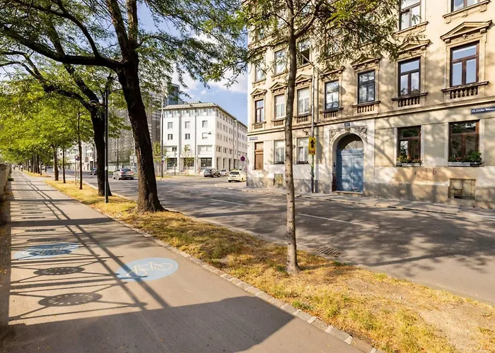 Near Schoenbrunn & Metro * Відень